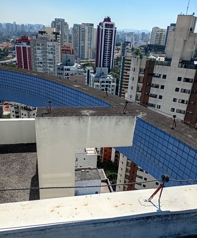 Cobertura de edifício com captores do sistema de para-raios