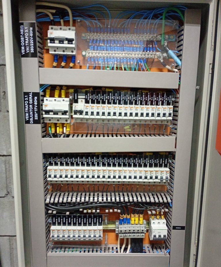 Quadro de distribuição industrial com disjuntores e contatores organizados