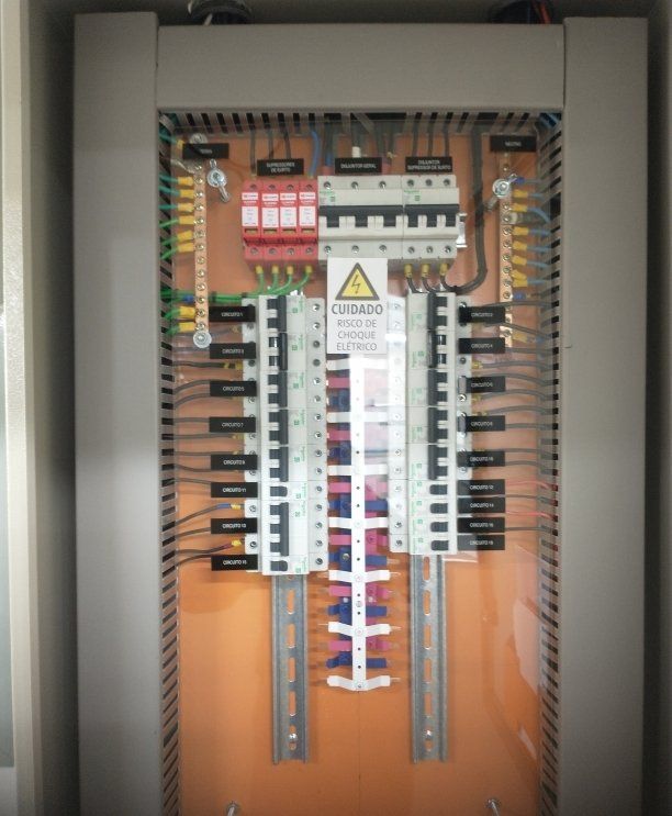 Quadro geral com dispositivos de proteção contra surtos